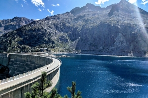 Natuurgebied Pyreneeën Stuwdam in de franse Pyreneeën