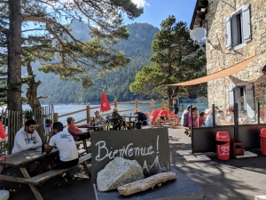 Terrasje Hautes-Pyrénées Franse bergen met kinderen